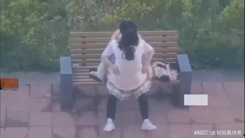 学校情侣吃瓜,甜蜜瞬间，甜蜜回忆