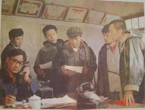 焦裕禄给大爷吃瓜,与大爷共享瓜香时光