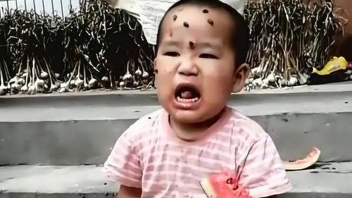 熊孩子吃瓜,引发家庭安全警示
